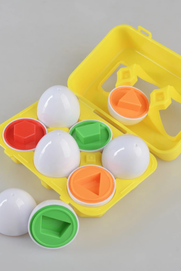 Jogo de Encaixe . Caixa de Ovos com Formas e Cores