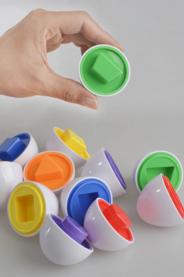 Jogo de Encaixe . Caixa de Ovos com Formas e Cores