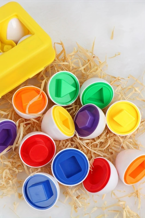 Jogo de Encaixe . Caixa de Ovos com Formas e Cores